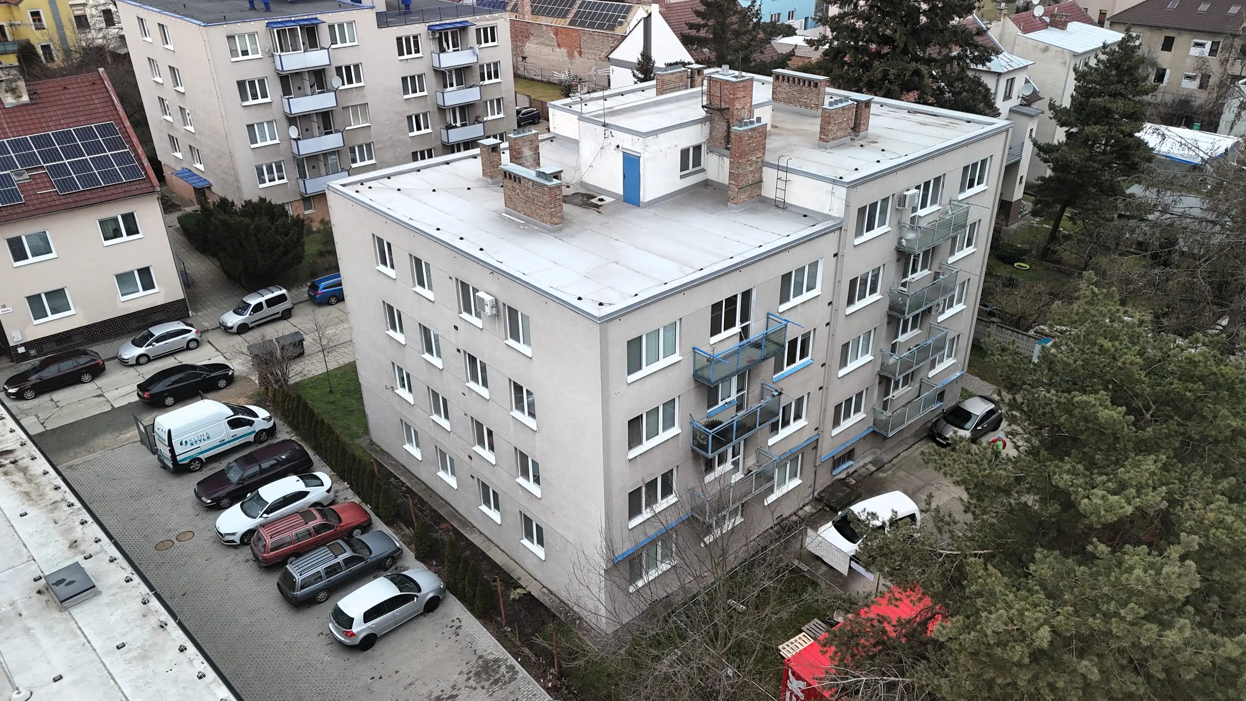  letecký boční pohled na dům v původním stavu (původní fasáda a zábradlí balkonů)